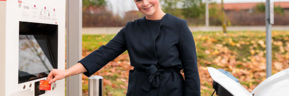 en-dame-som-starter-lading-med-firmakortet-pa-en-circle-k-hurtiglader