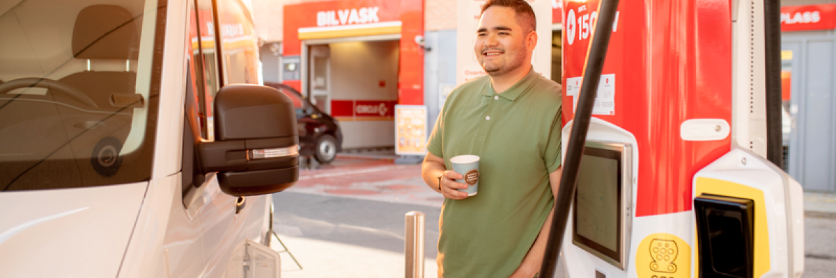 en-mann-lader-en-elvarebil