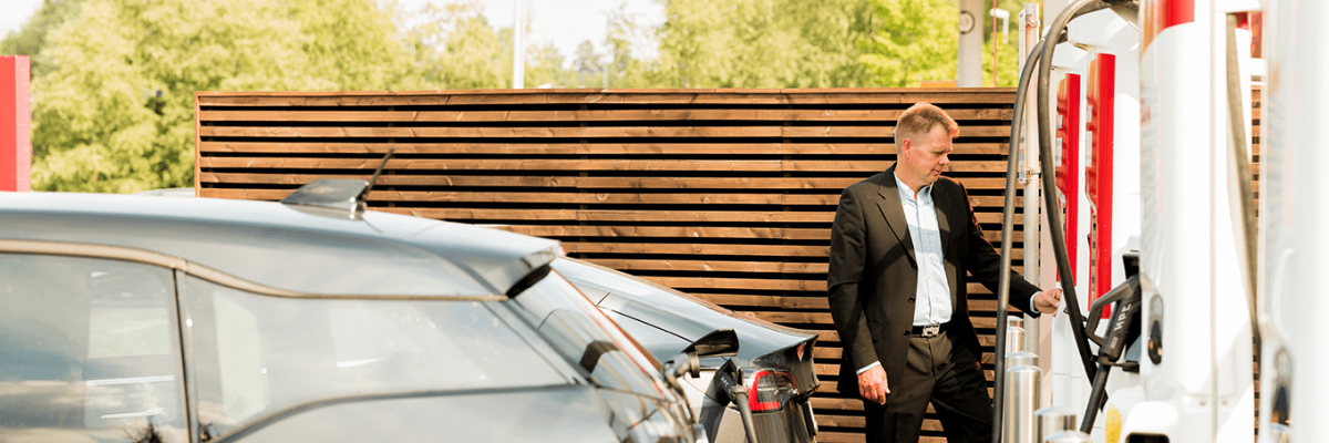 en-mann-som-starter-lading-pa-en-circle-k-hurtiglader