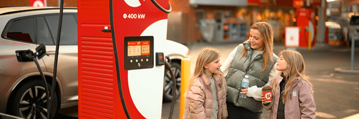 Bilde av mor og 2 barn som lader 