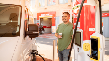 en-mann-lader-en-elvarebil