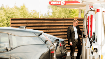 en-mann-som-starter-lading-pa-en-circle-k-hurtiglader