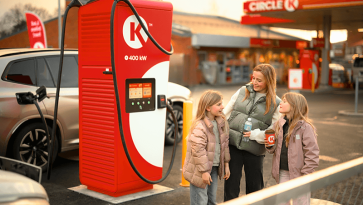 Bilde av mor og 2 barn som lader 