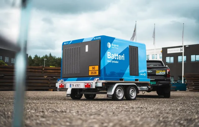 Mobil battericontainer bak en bil