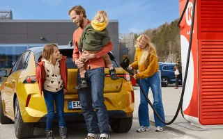 famile som lader på stasjon 