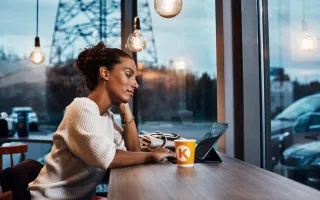 Kvinne med kaffekopp på bensinstasjon