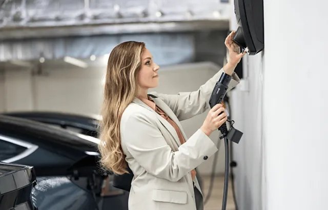 bilde av dame som lader 