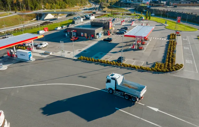 View from above of truck pulling into Circle K station