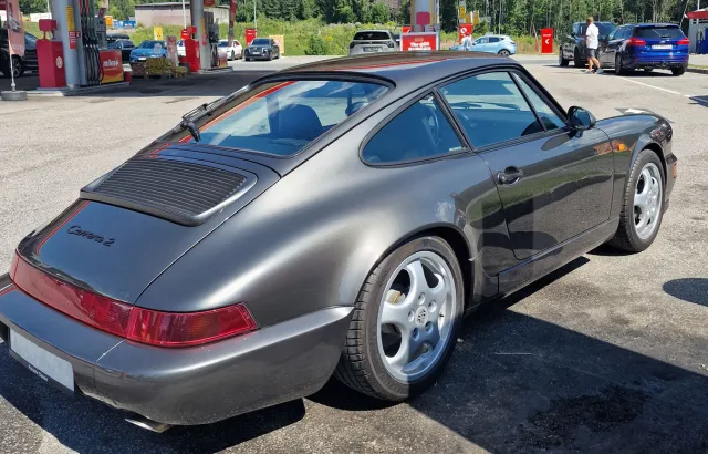 Porsche 911 foran stasjon